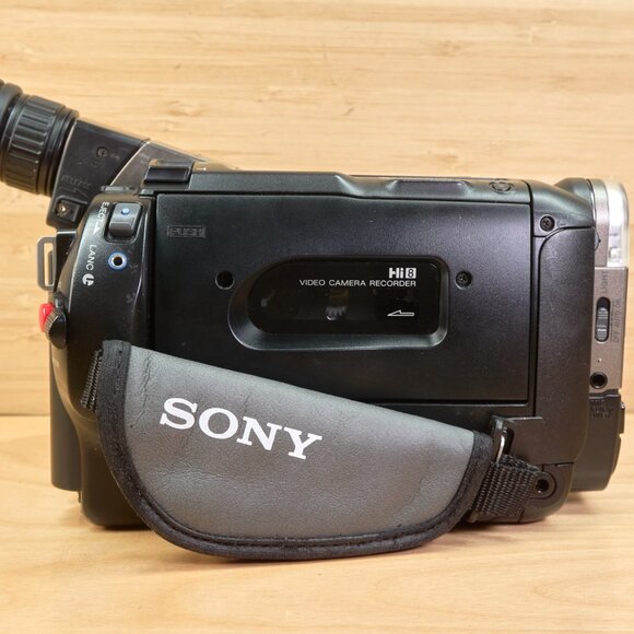 Vintage Sony Handycam DCR-TRV43 NTSC VideoHi8 Camcorder, Made in Japan - Picture 7 of 10